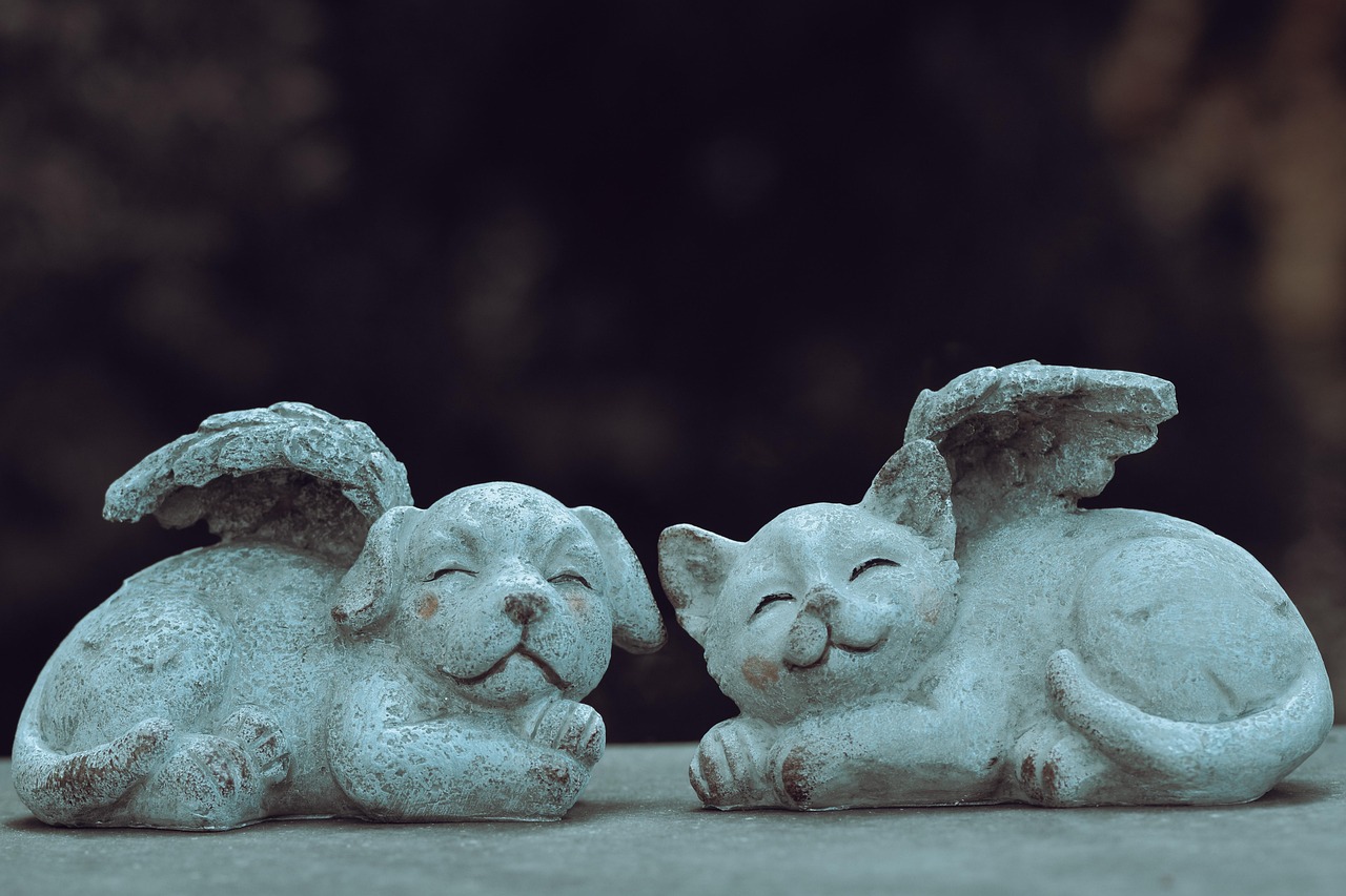 子犬と子猫の天使像